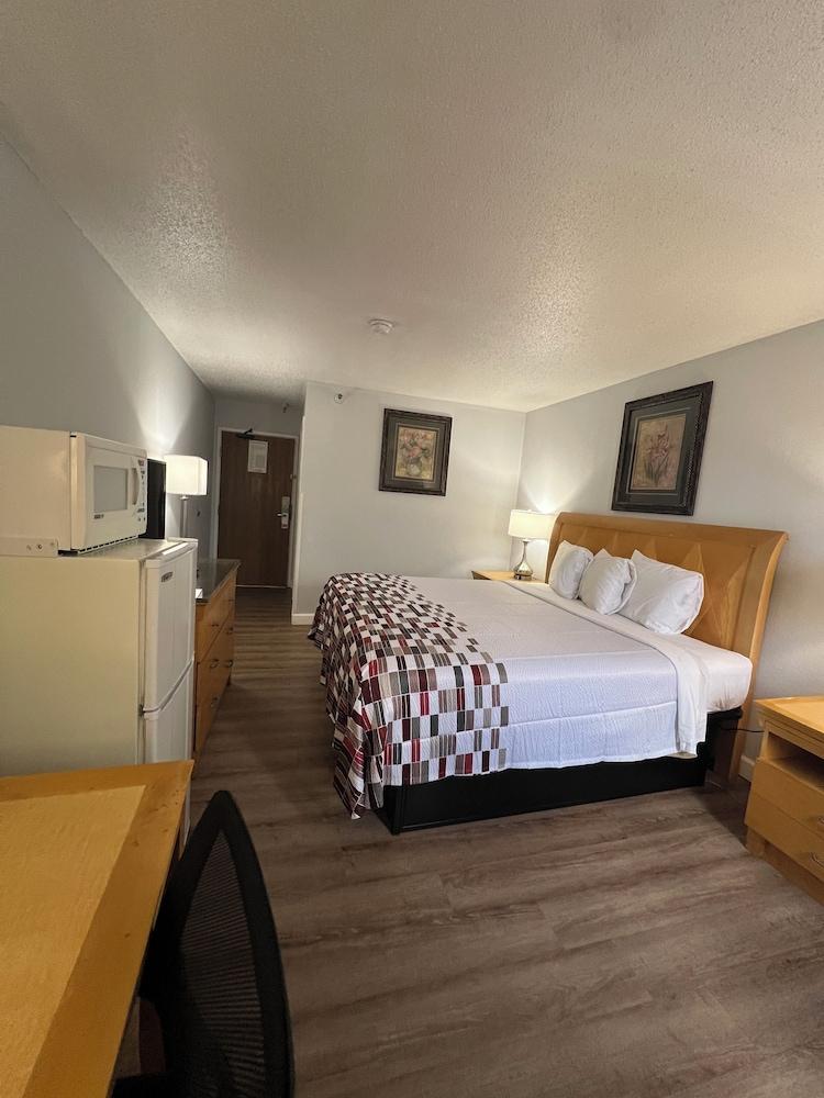 Economy 7 Inn - Norfolk photo 2