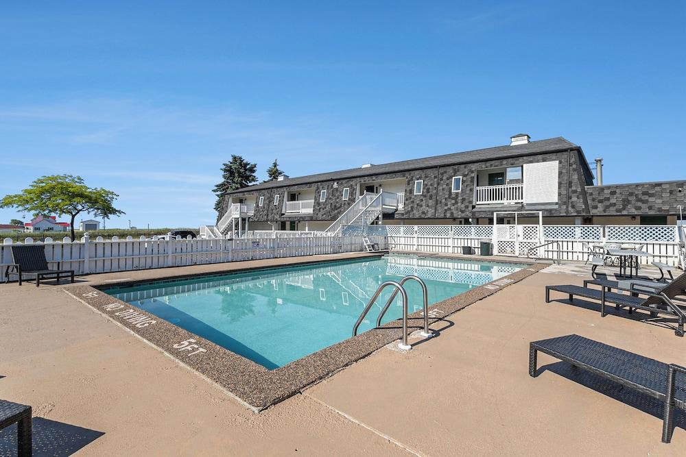 Snyder's Shoreline Inn photo 47