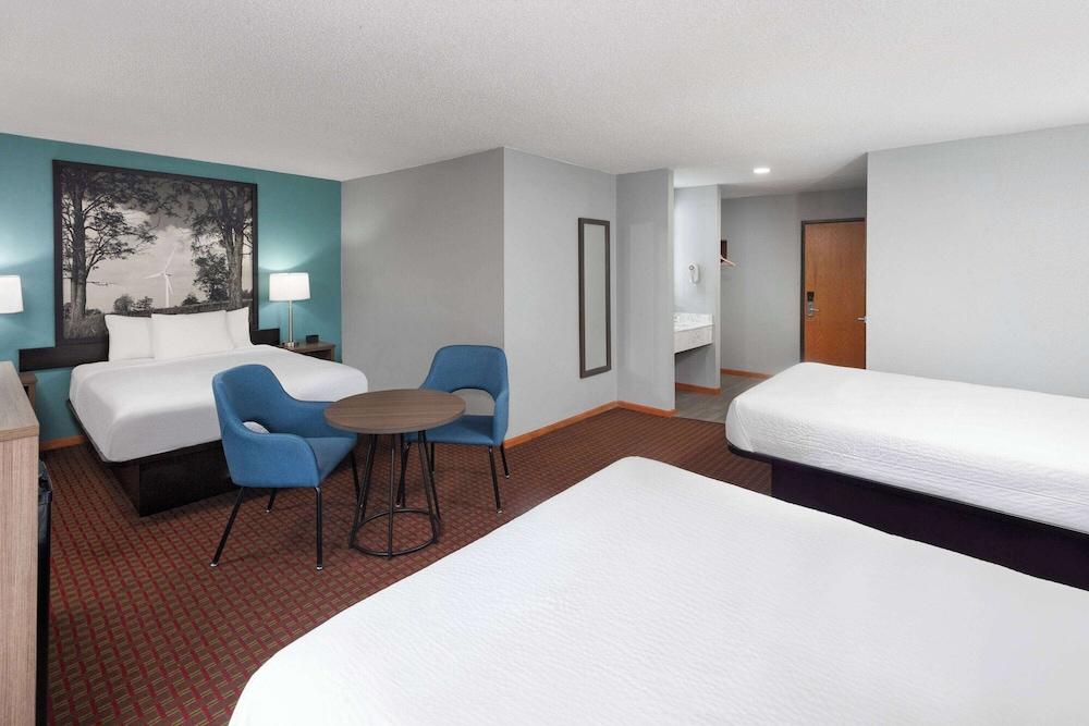 Super 8 by Wyndham McHenry/Fox Lake Area photo 16