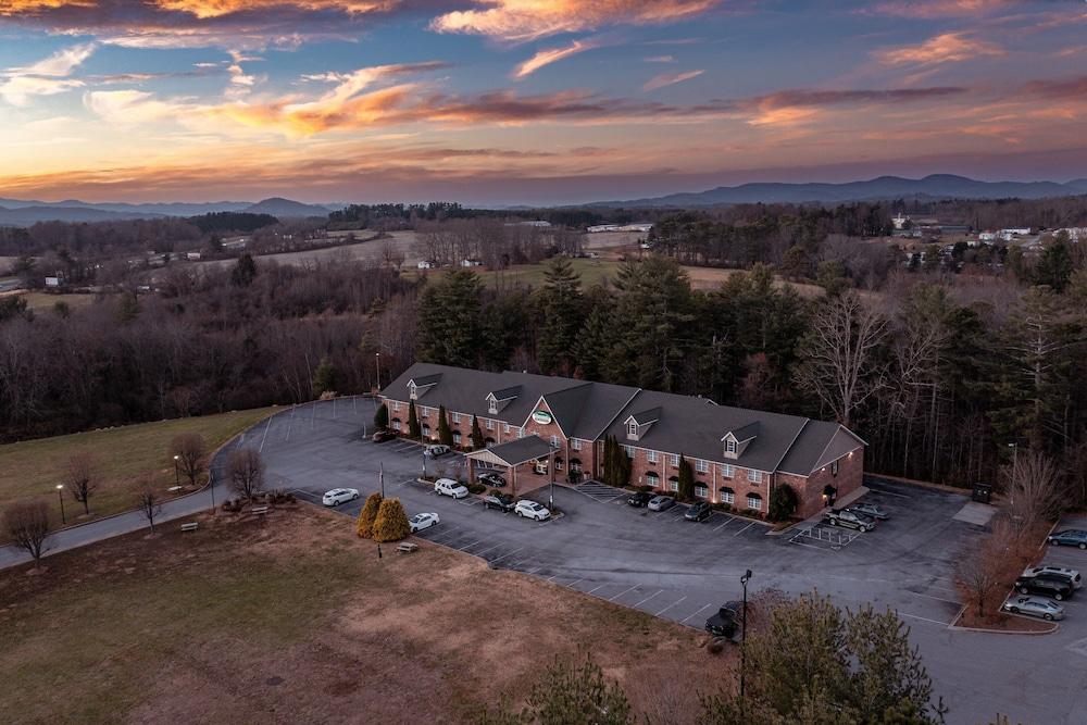 Mountain Inn & Suites photo 29