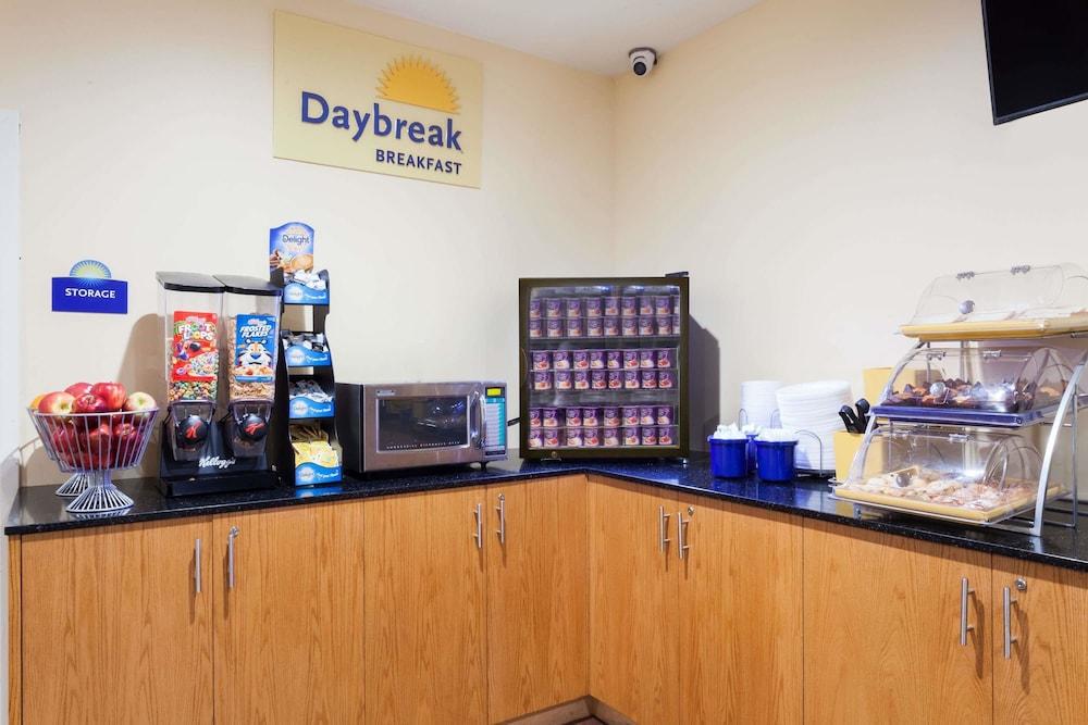 Days Inn by Wyndham Brooklyn Crown Heights photo 12