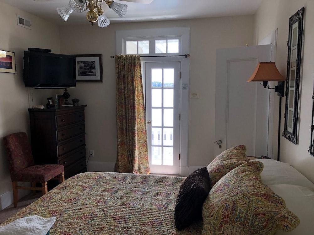 Boathouse Waterfront Lodging photo 7