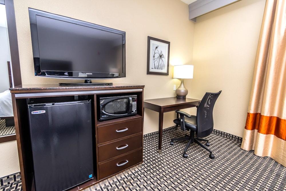 Econo Lodge Inn & Suites East photo 12