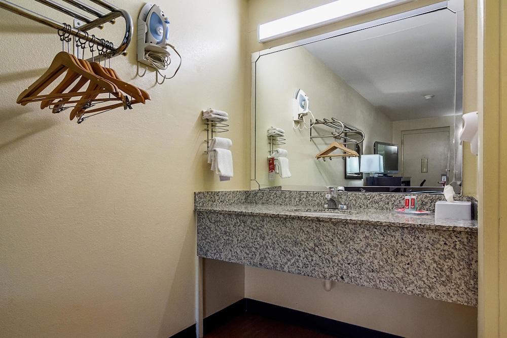 Econo Lodge Research Triangle Park photo 8