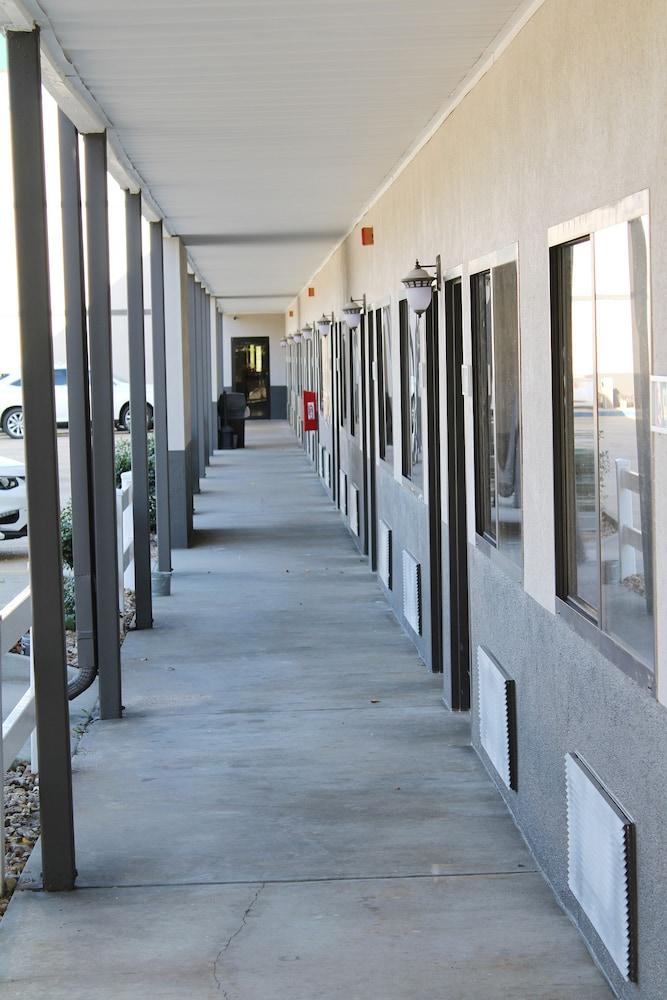 Greenlight Inn & Suites photo 16