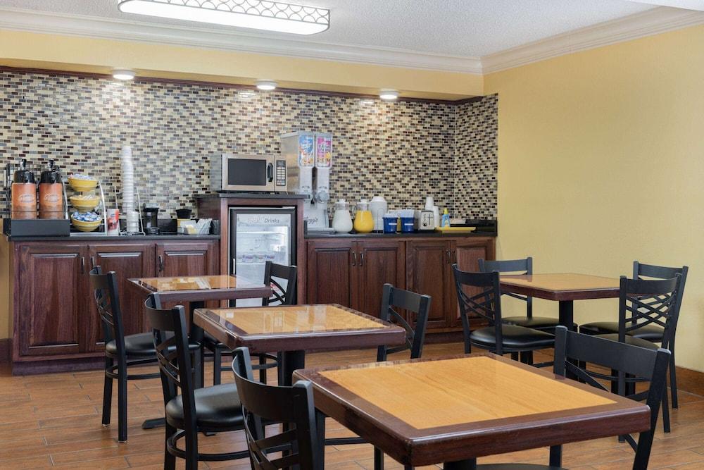 Days Inn by Wyndham Macon I-475 photo 7