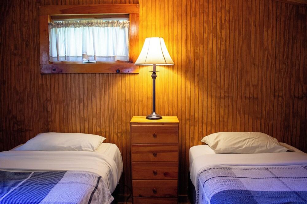 Paddler's Rest Lakeside Cabins and Hotel photo 28