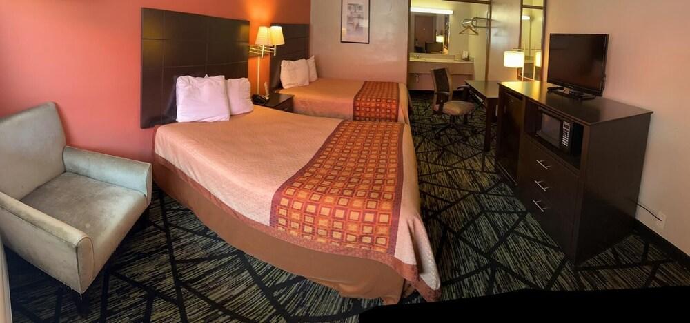 Travelerslodge Motel photo 10