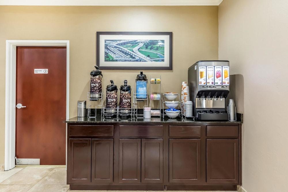 Comfort Suites Houston IAH Airport - Beltway 8 photo 26