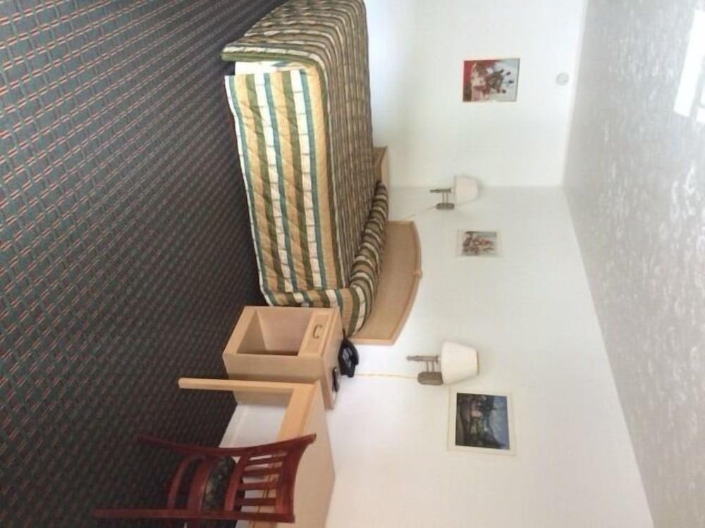 Royal Inn Motel photo 14