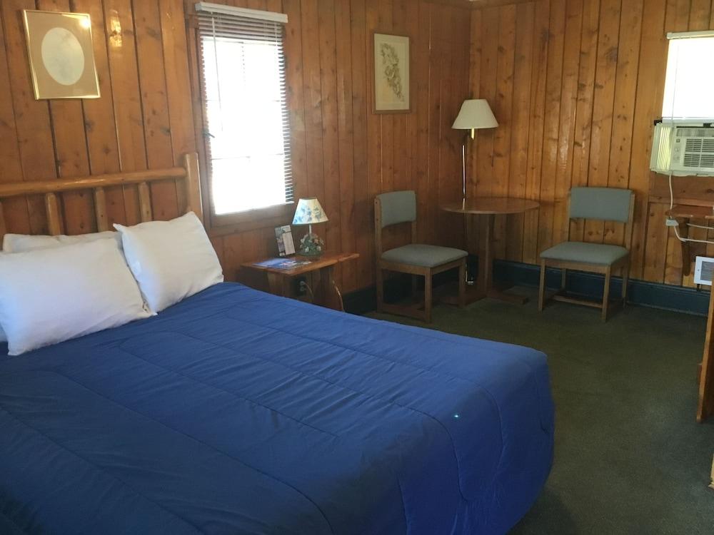 Pines Motel photo 10