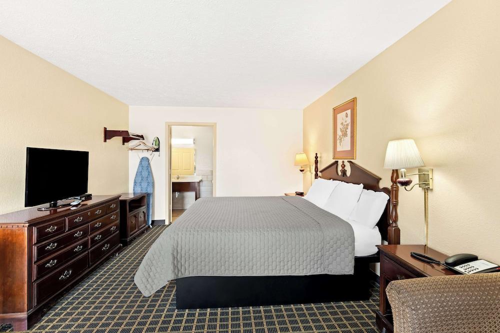 Americas Best Value Inn & Suites Mt. Pleasant photo 13