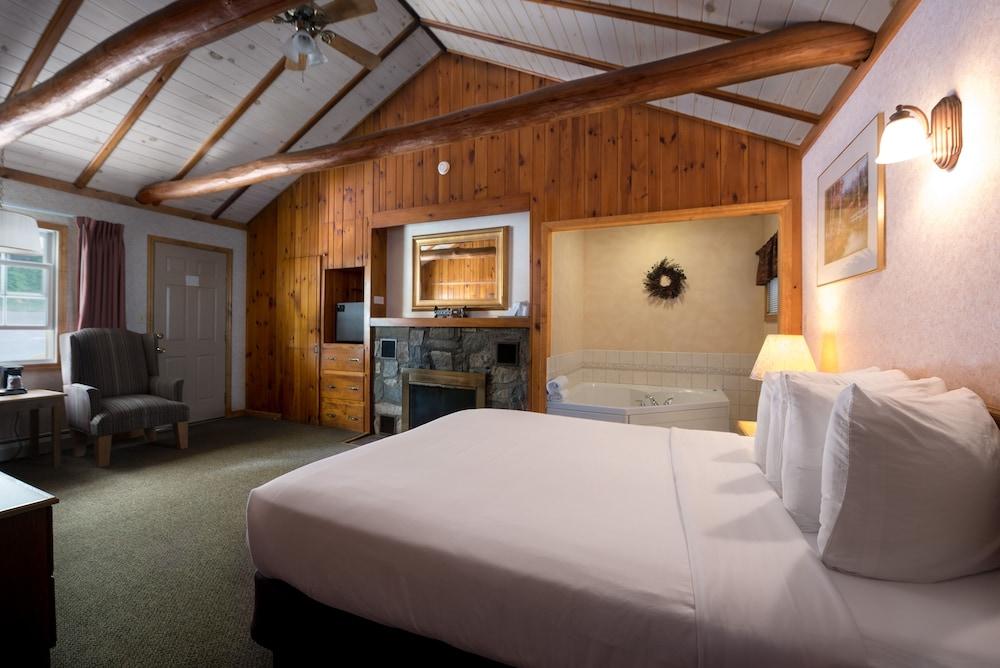 Adirondack Retreat Inn & Suites photo 69