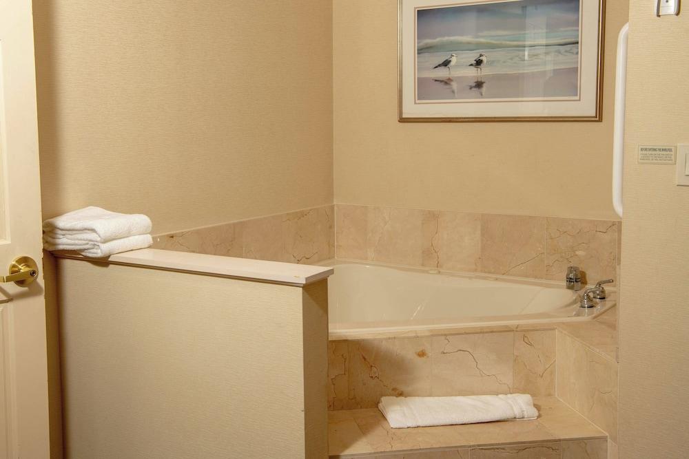 Courtyard by Marriott Erie photo 23