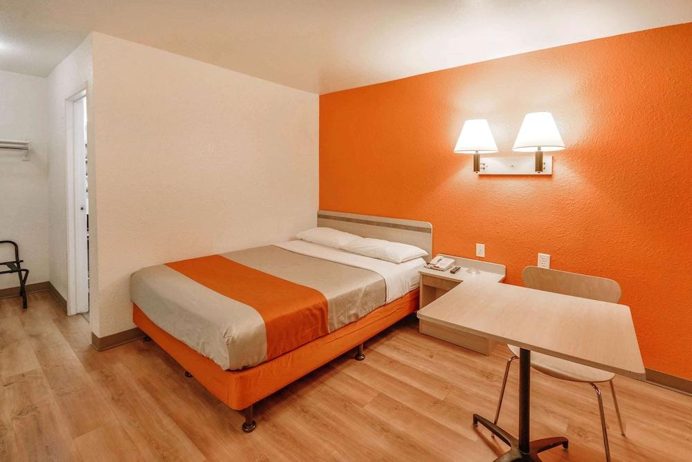 Motel 6 Huntsville, TX photo 14