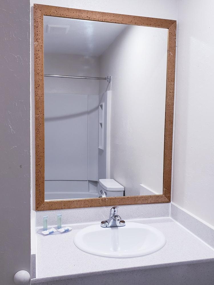 CLEAR LAKES INN photo 6