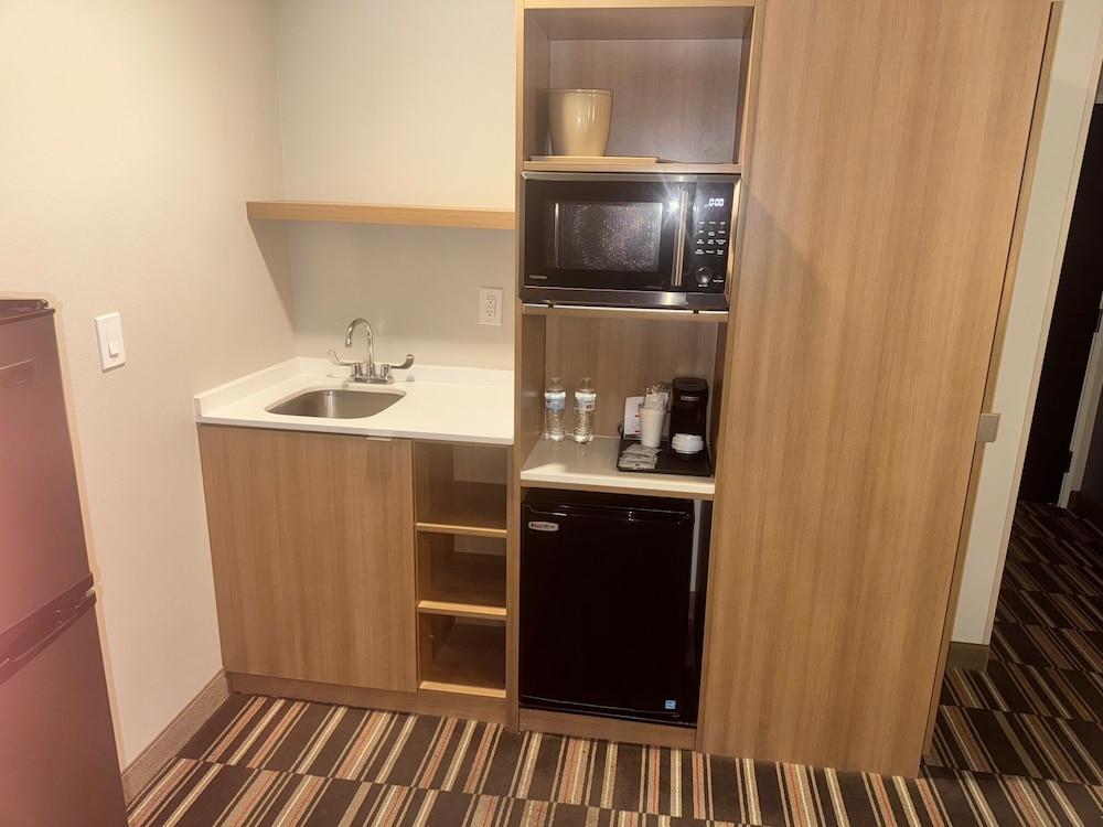 Permian Studio Apartments photo 8
