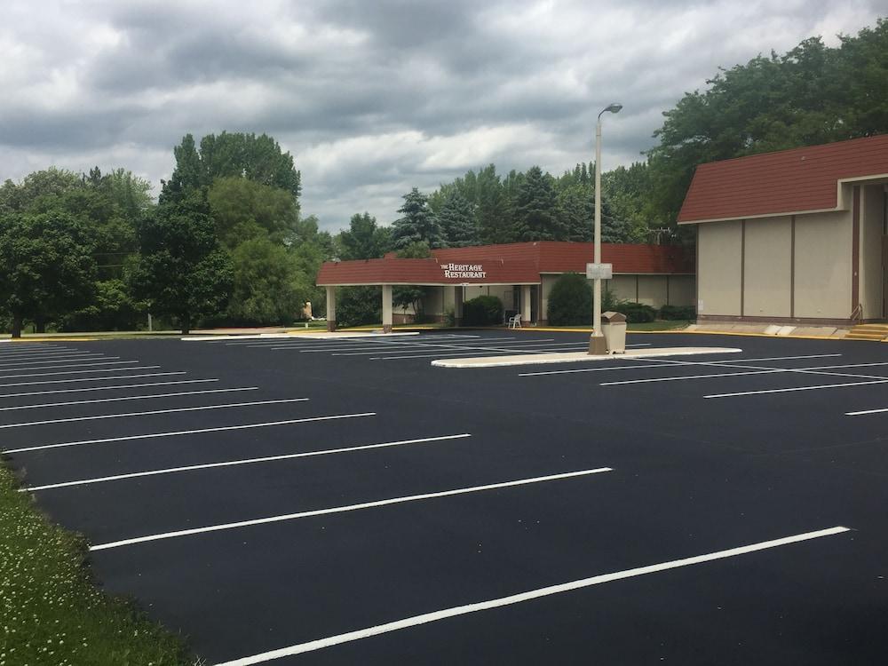 Ramada by Wyndham Albert Lea photo 49