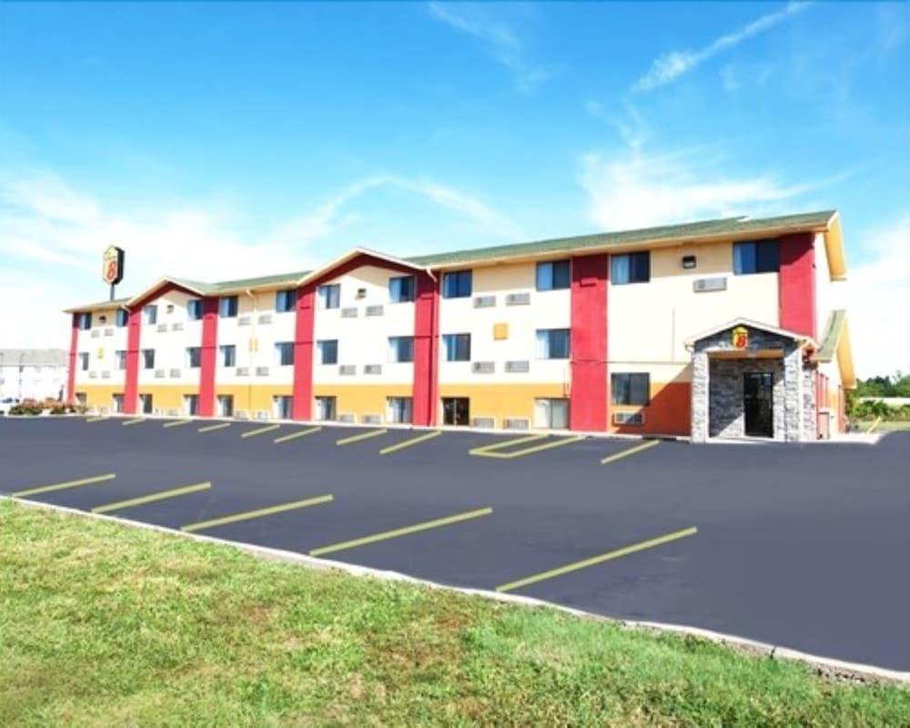 Super 8 by Wyndham Topeka/Wanamaker RD/I-70 photo 21