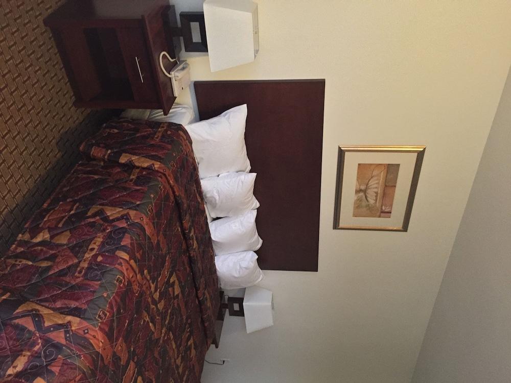 America Inn & Suites photo 9