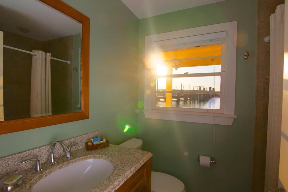 Edgewater Inn photo 23