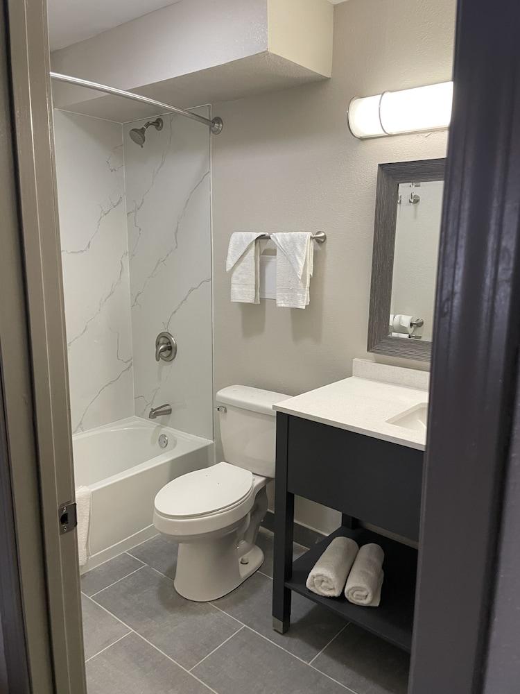 Baymont by Wyndham Dothan photo 25