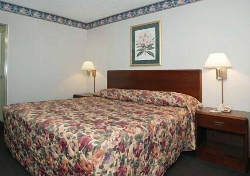 Econo Lodge Seymour photo 20