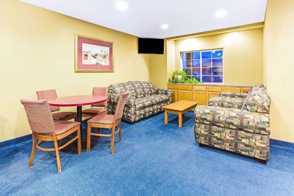 Super 8 by Wyndham Parker/SE Denver Area photo 3