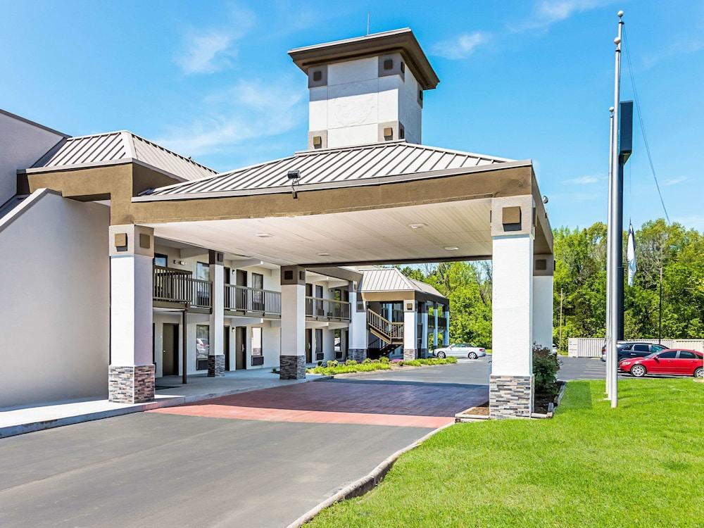 Farragut Inn & Suites photo 1