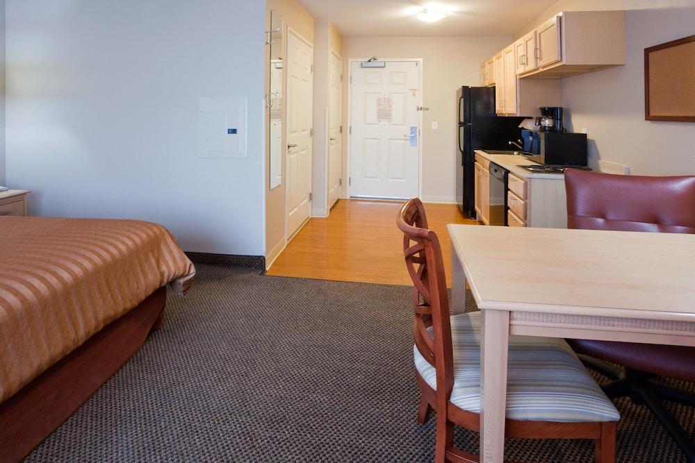 Candlewood Suites Milwaukee Brown Deer by IHG photo 14