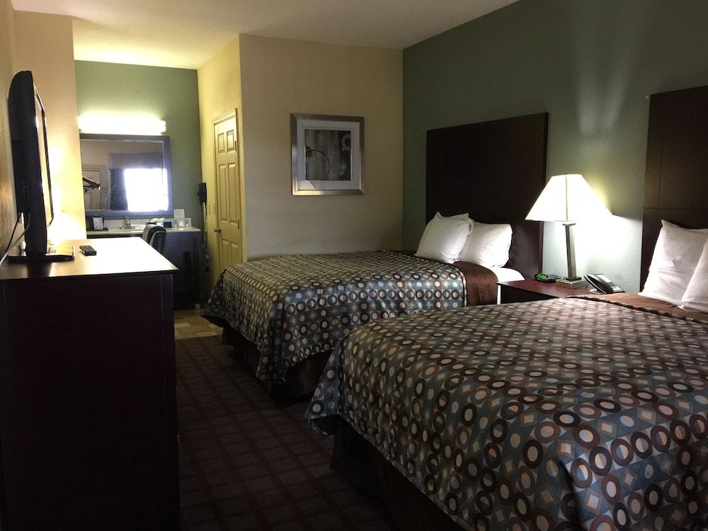 Pearsall Inn & Suites photo 33