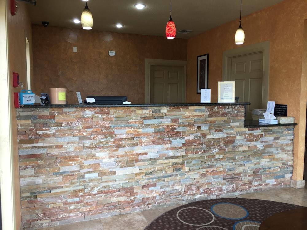 Pearsall Inn & Suites photo 2