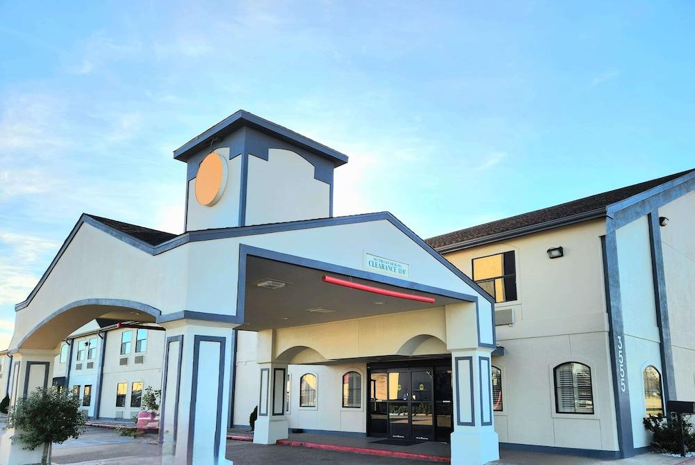 Days Inn by Wyndham Rosenberg photo 27