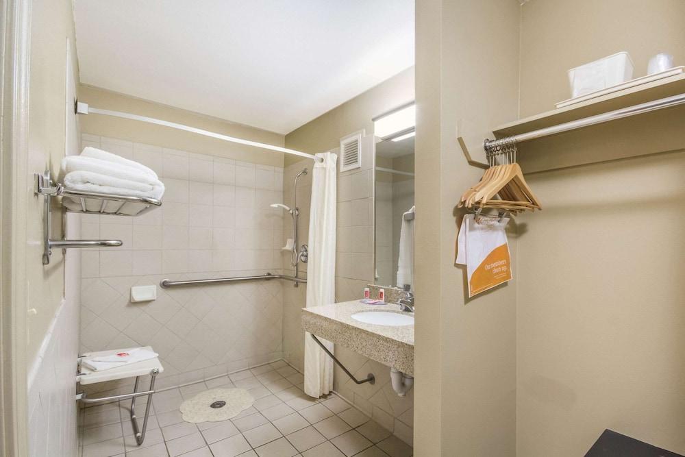 Econolodge Inn & Suites photo 40