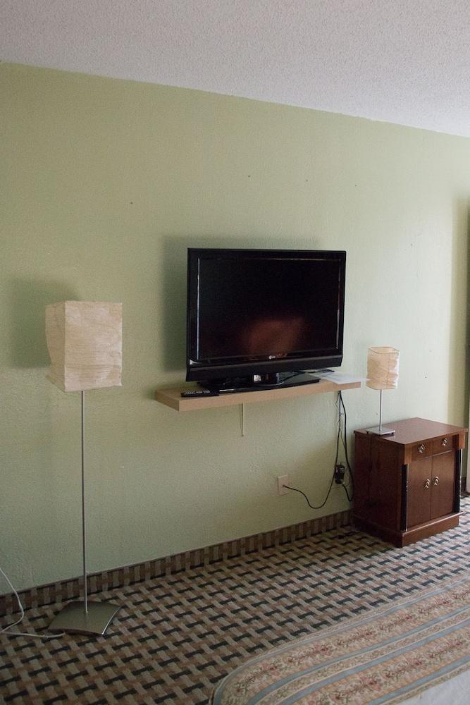Cocomo Inn and Suites photo 15