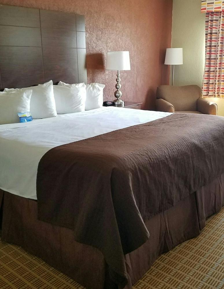 Baymont by Wyndham Midland Airport photo 11