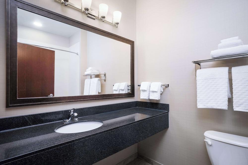 Green Mill Village Hotel & Suites, BW Signature Collection photo 21