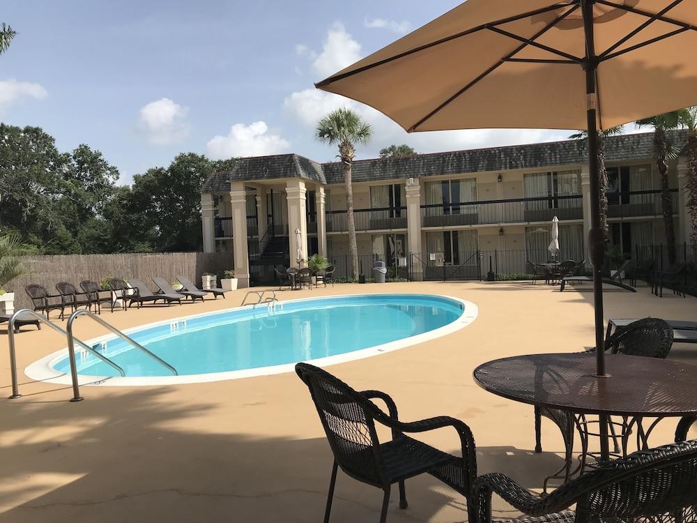 Carmel Inn & Suites photo 25