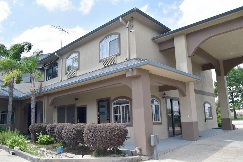 Camelot Inn & Suites Highway 290 NW Freeway photo 30