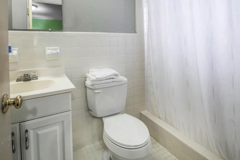 Rodeway Inn & Suites Winter Haven Chain Of Lakes photo 47