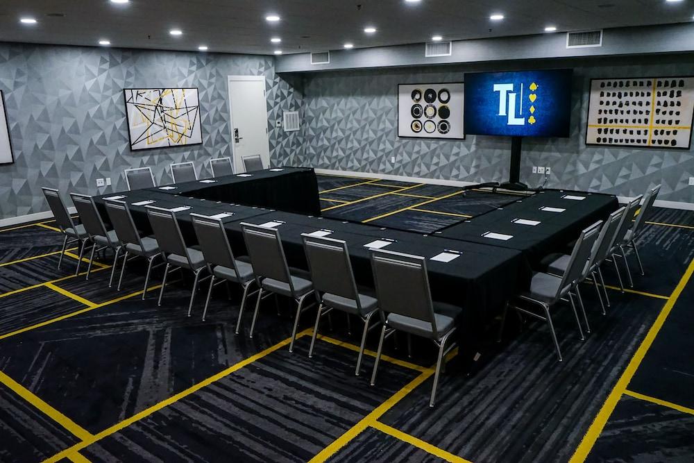 Hampton Inn Deadwood at Tin Lizzie Gaming Resort photo 63