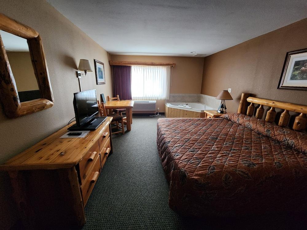 Pine Peaks Lodge & Suites photo 7