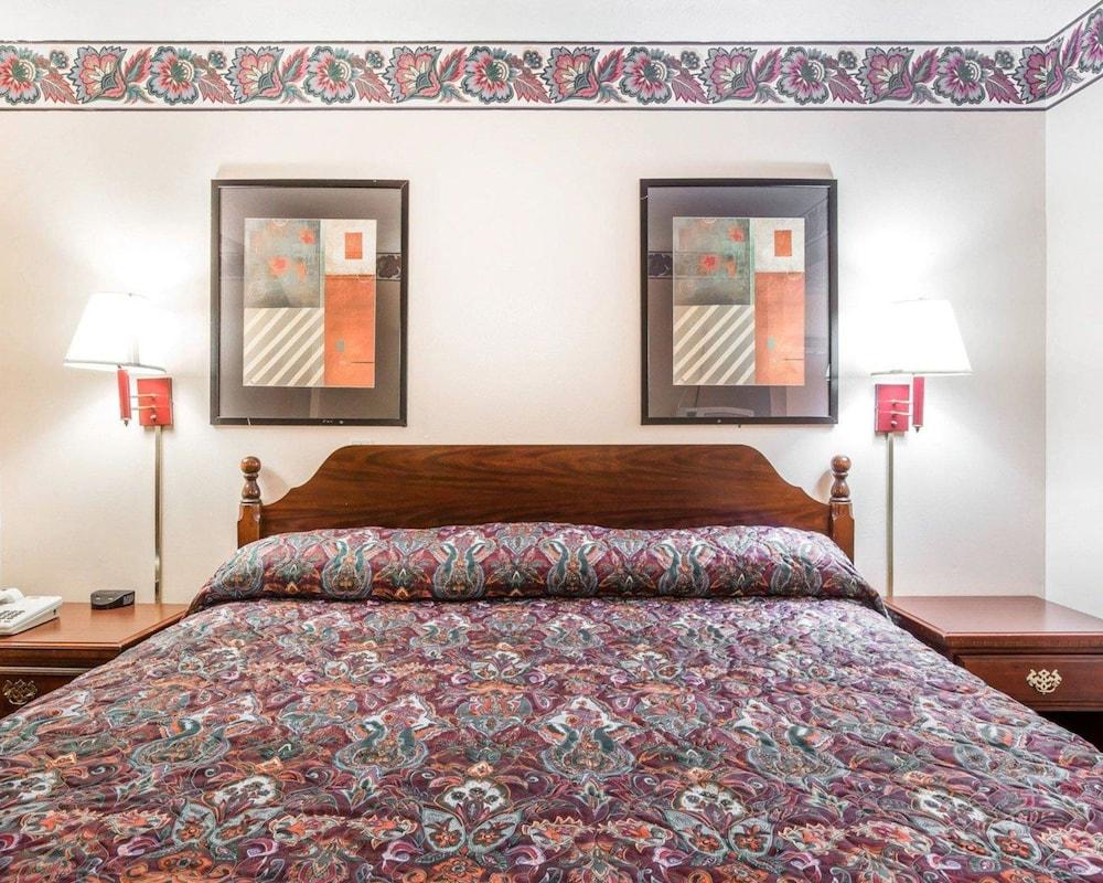 Econo Lodge McDonough South photo 12