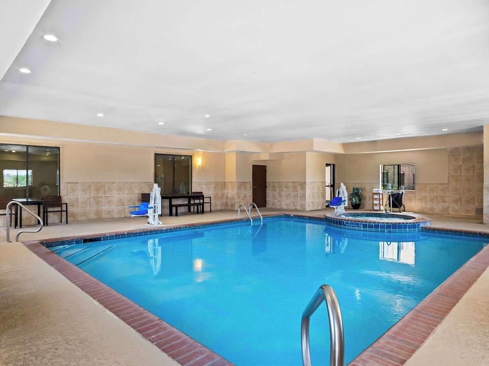 Comfort Suites Lindale - Tyler North photo 22