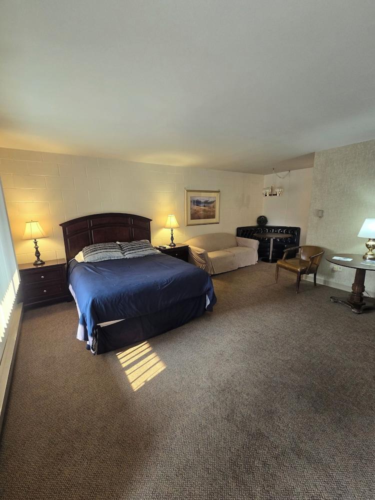 Chateau Rouge Condominiums photo 34