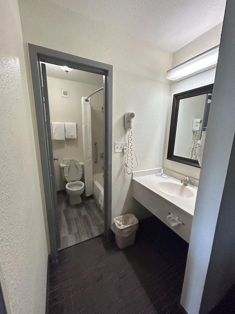 Clarion Pointe - Greensboro Coliseum Area photo 22