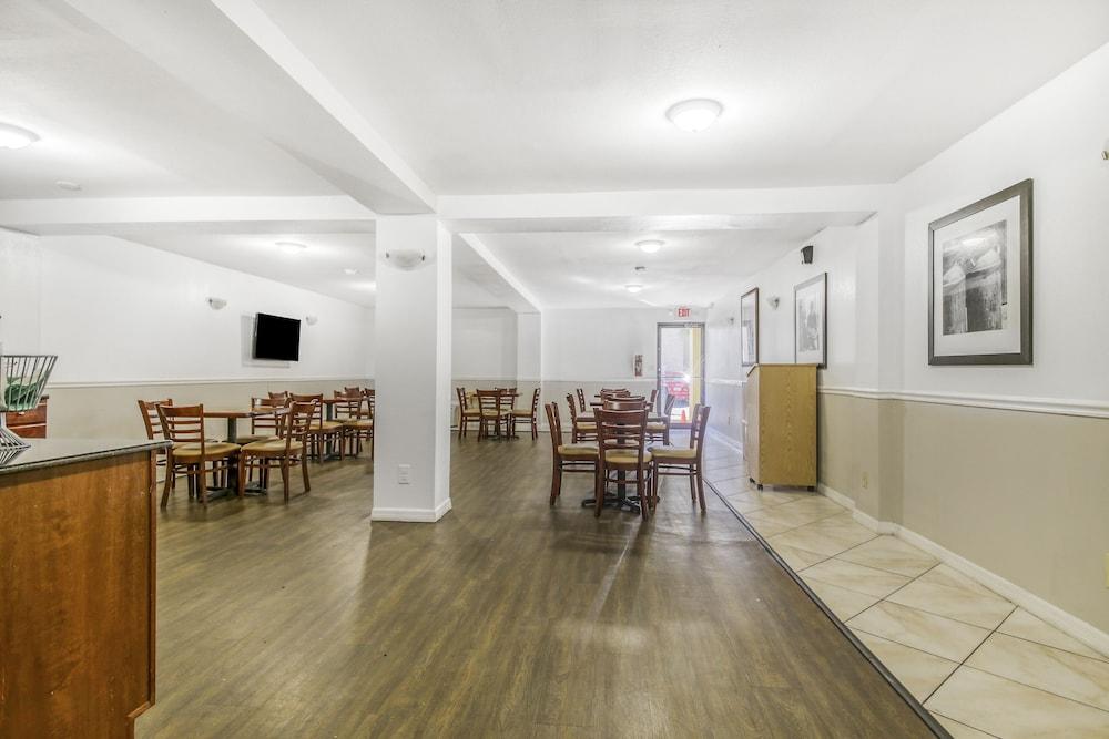 Econo Lodge Daytona Beach - Speedway photo 6