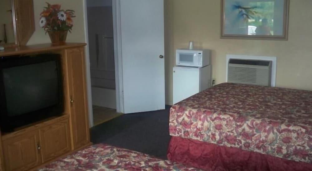 Catalina Airport Motel photo 10