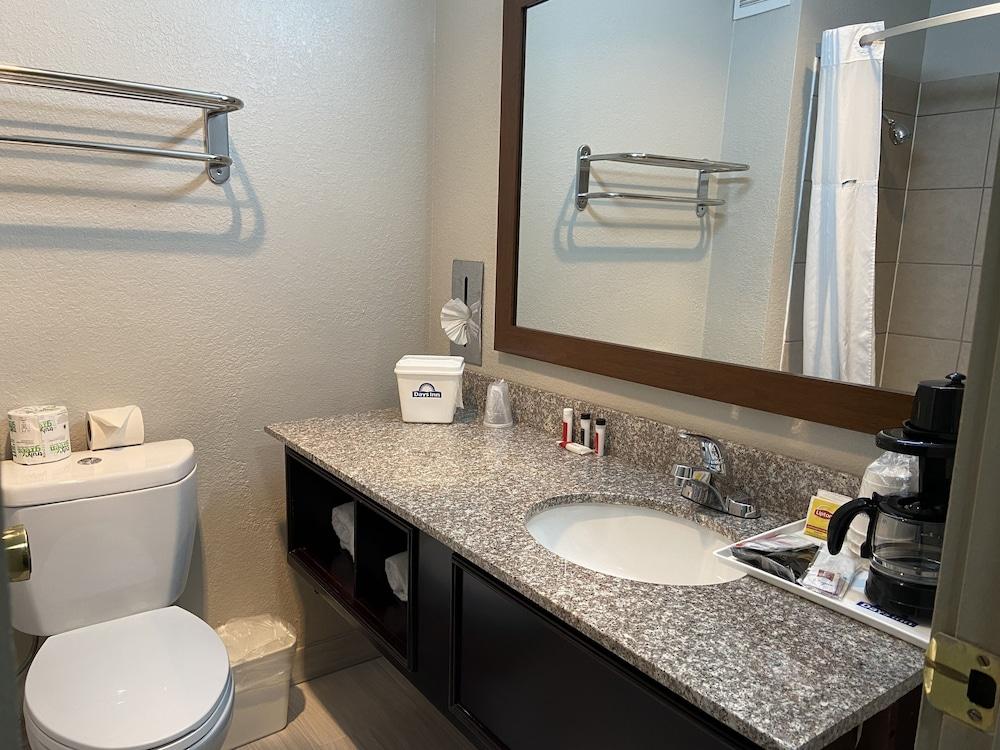 Days Inn by Wyndham Rawlins photo 7