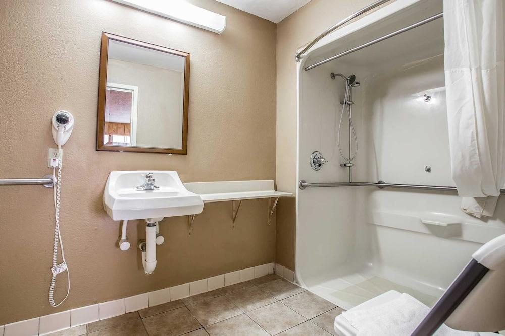 Quality Inn & Suites Ft. Jackson Maingate photo 21